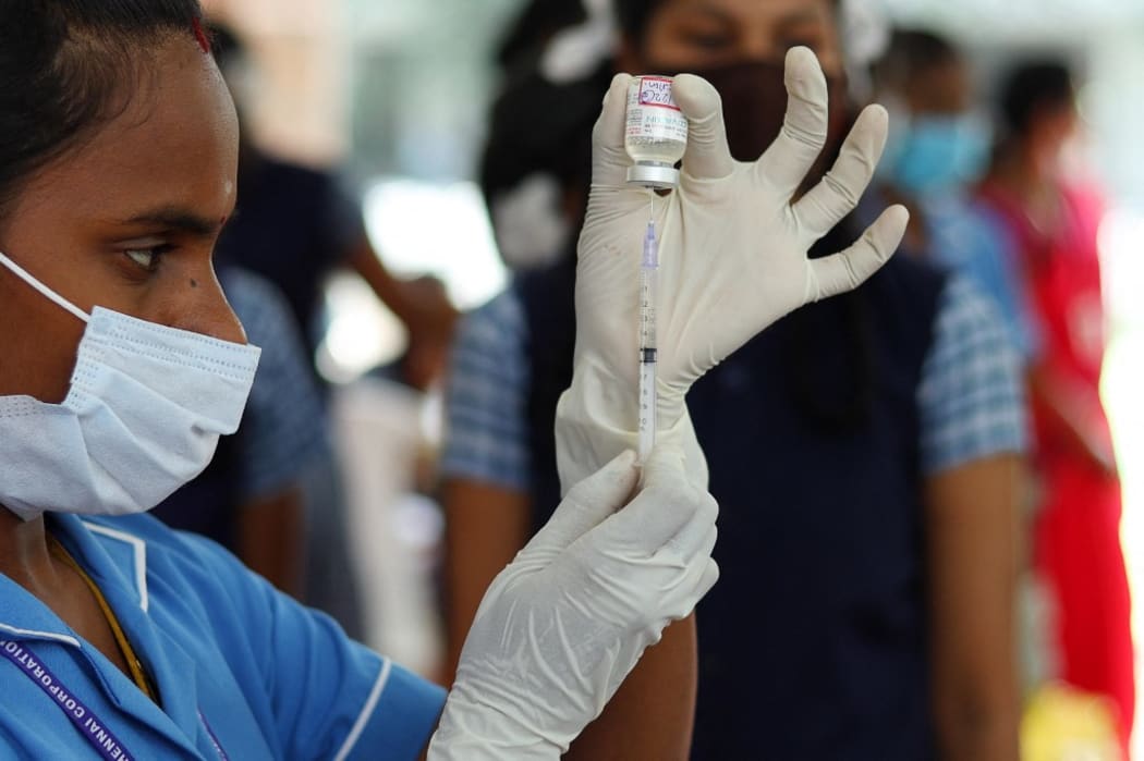 India, Chennai, 2022-01-03. A health worker loads a dose of the Covid-19 coronavirus vaccine during a vaccination camp at a school in Chennai.