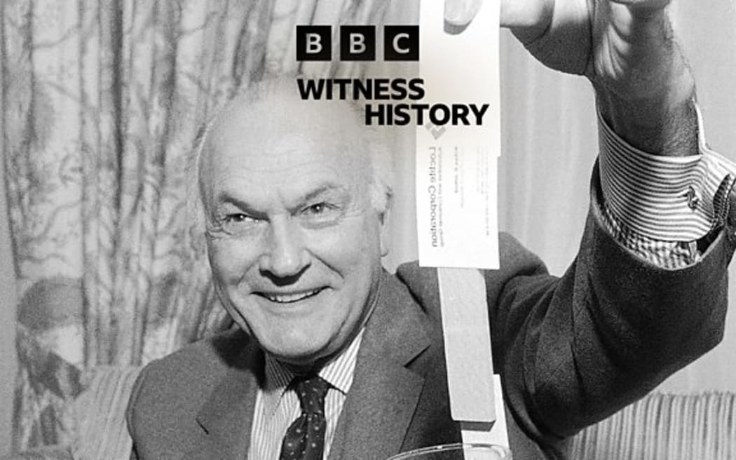 Dr Harry Coover holds up items stuck together with superglue in 1986