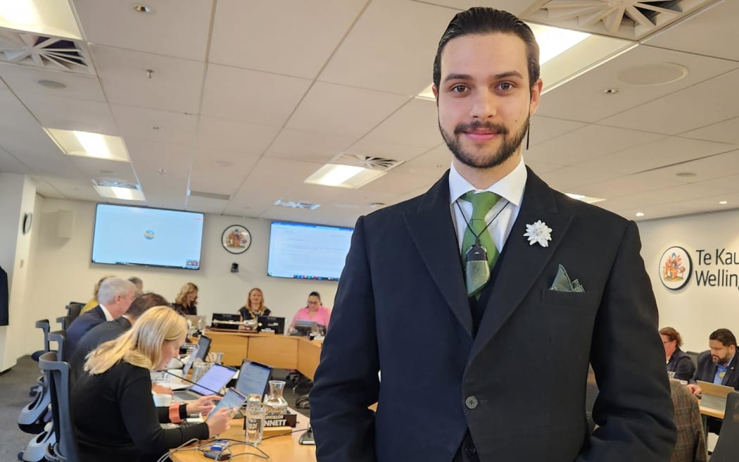 Wellington City Council airport share vote set to go down to wire RNZ