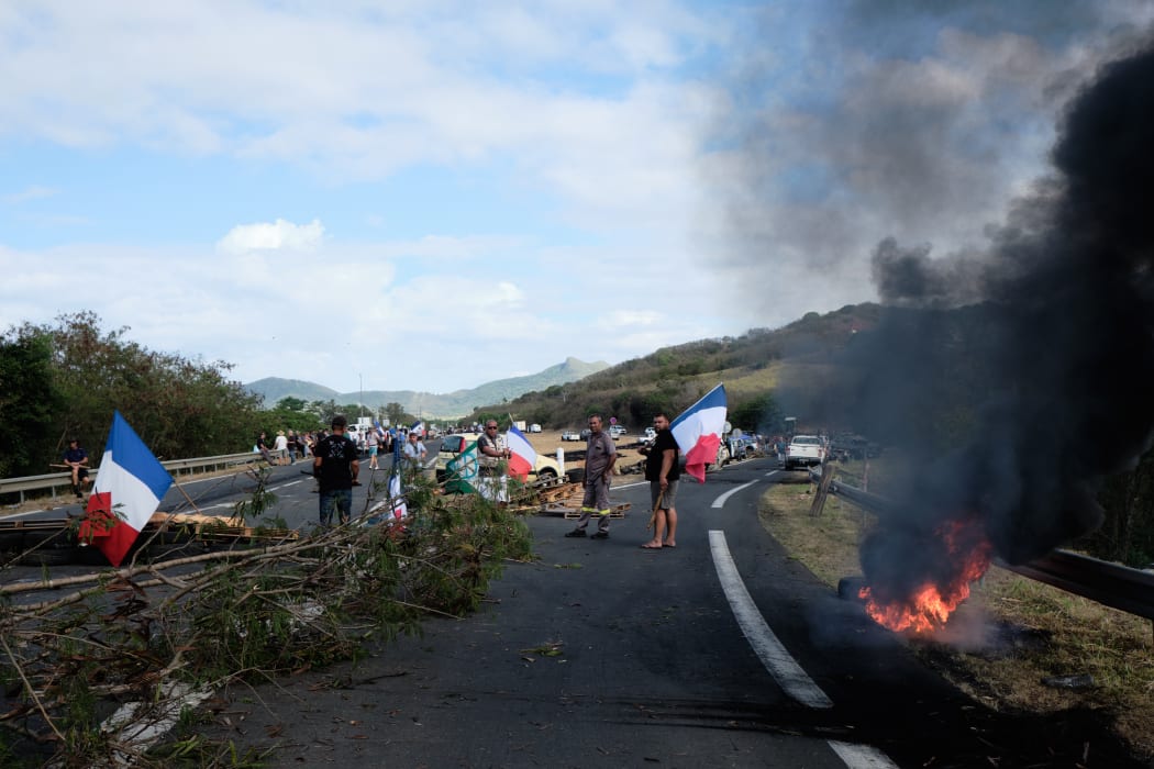Counter demonstrators occupy a roadblock held the day before by Kanak militants. They want to secure traffic and show their anger against the blockades organized for several weeks by opponents of the plan to sell the Vale NC plant.