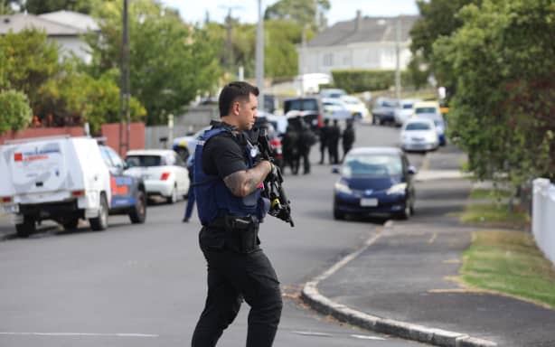 Man arrested after armed police surround home in Waterview, Auckland | RNZ