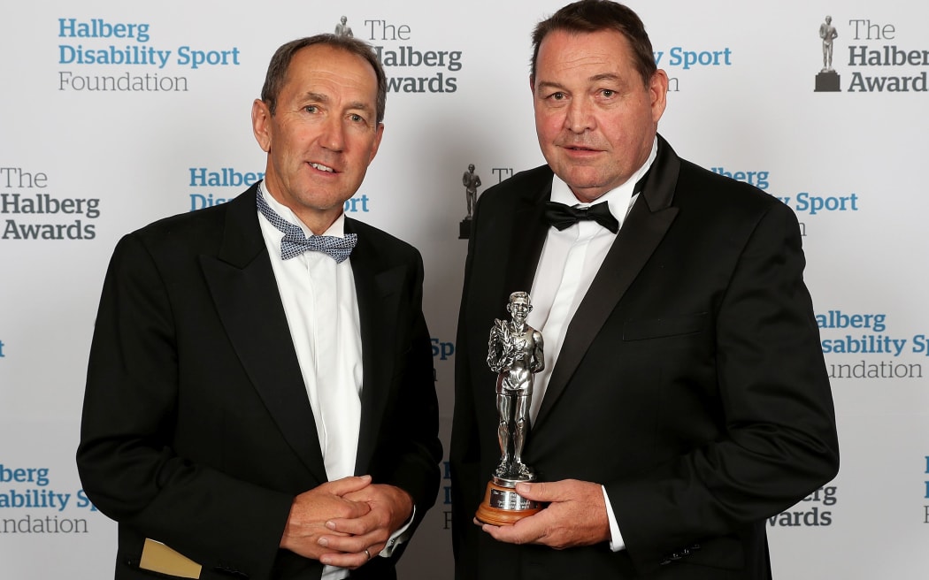 Peter Miskimmin (left) with The Sport New Zealand Leadership Award recipient All Blacks coach Steve Hansen.