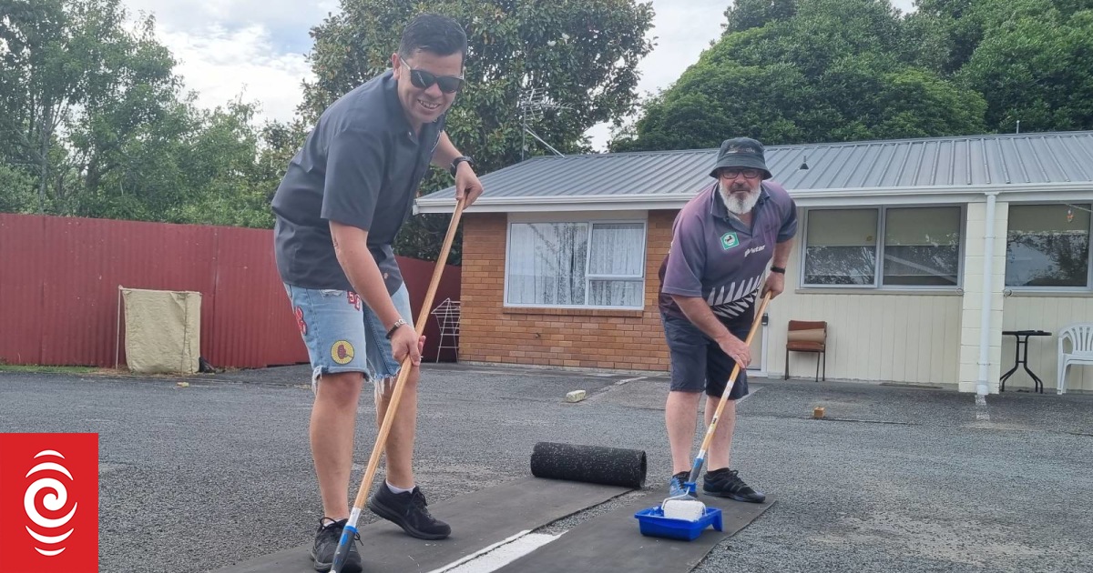 New Plymouth District Council CEO picks up paint roller to avoid the hassle of using contractors - Vimarsana News