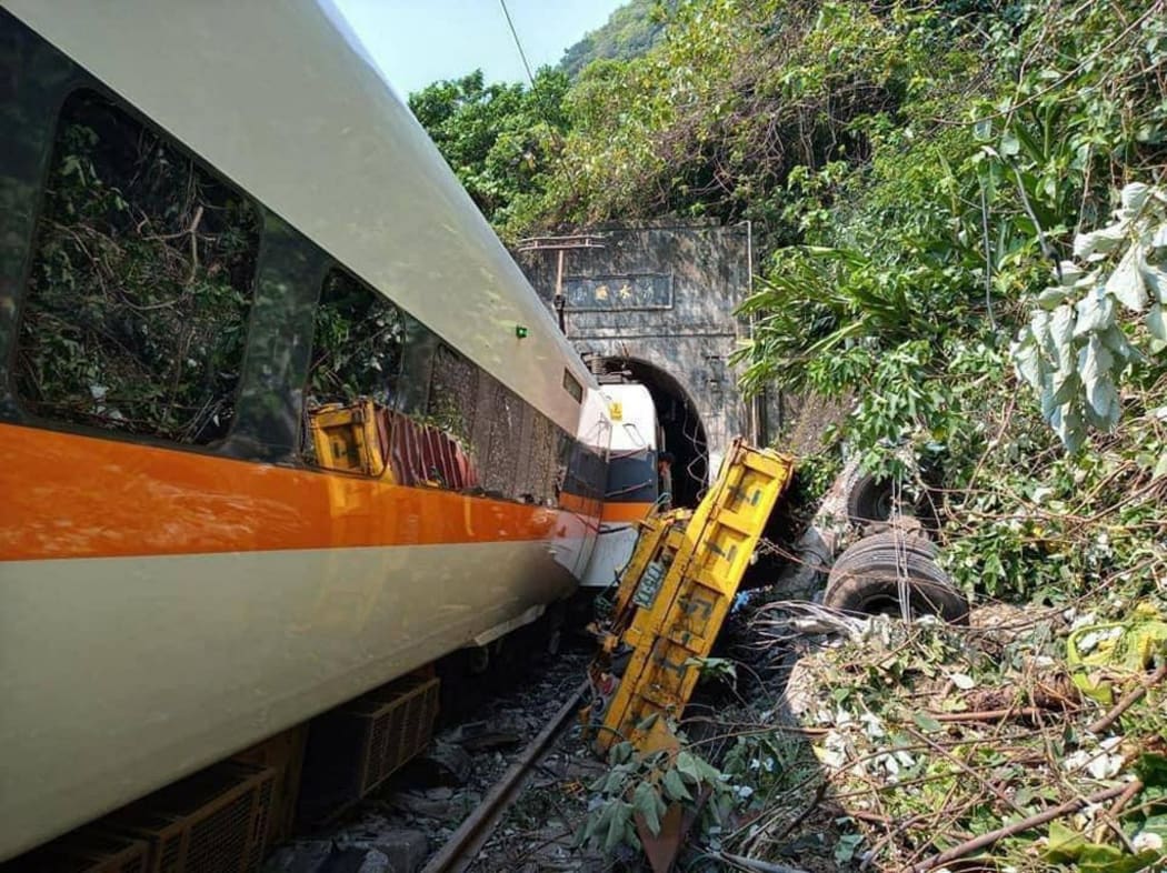 (210402) -- TAIPEI, April 2, 2021 (Xinhua) -- Photo taken on April 2, 2021 shows the site of a train derailment in Hualien, southeast China's Taiwan.