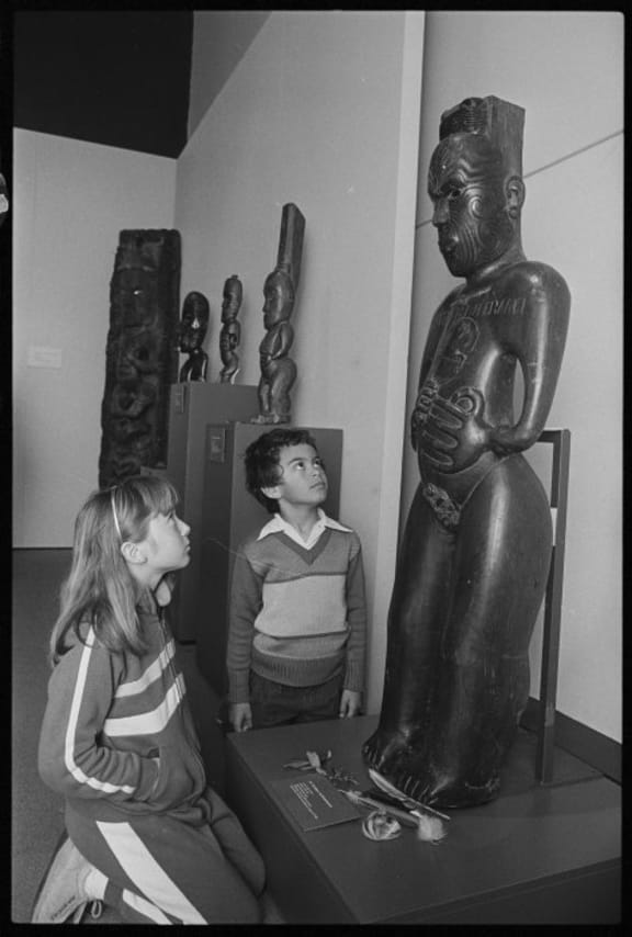 Two children visiting Te Māori on its return to New Zealand.