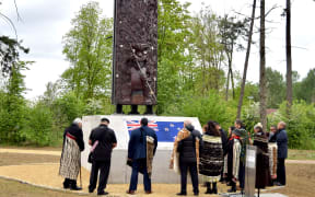 Representatives from the New Zealand Māori Arts and Crafts Institute blessed the pou maumahara at the unveiling on Anzac Day in Passchendaele Memorial Park in Zonnebeke.