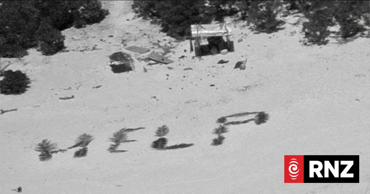 Three men rescued off island due to beach 'HELP' sign | RNZ