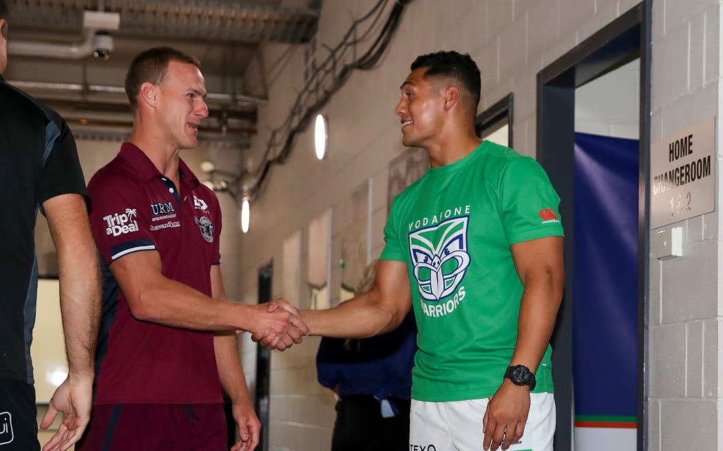 Roger Tuivasa-Sheck y Daly Cherry-Evans se dan la mano.