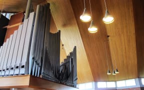 Side view of organ pipes and ceiling
