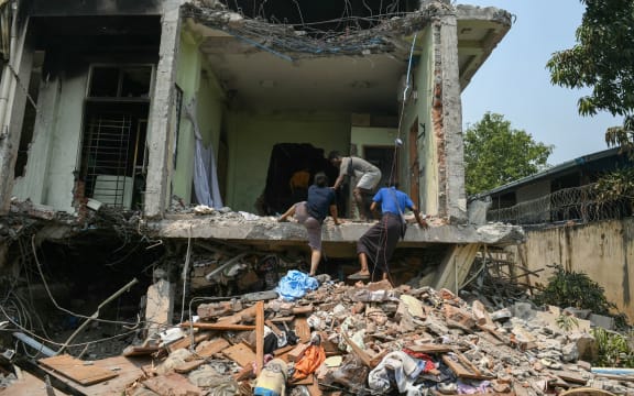 People climb into a damaged building as they look for survivors in Mandalay on March 29, 2025, a day after an earthquake struck central Myanmar. Rescuers dug through the rubble of collapsed buildings on March 29 in a desperate search for survivors after a huge earthquake hit Myanmar and Thailand, killing more than 150 people. (Photo by Sai Aung MAIN / AFP)