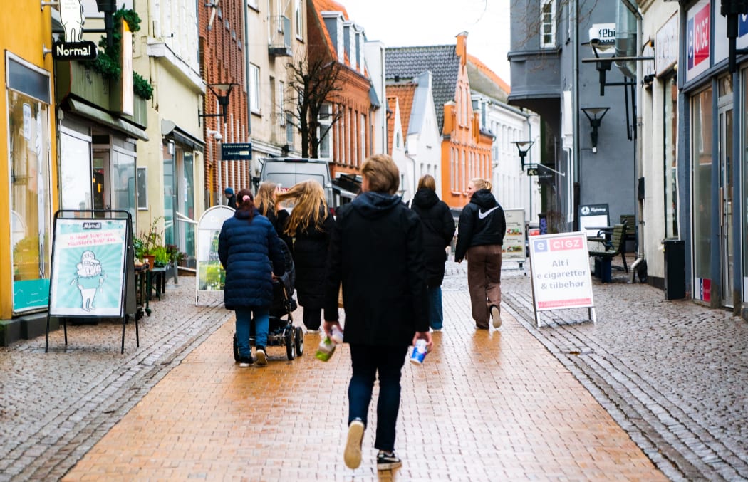 Despite record high numbers of new infections, a group of young people strolls through the Apenrade city cente.