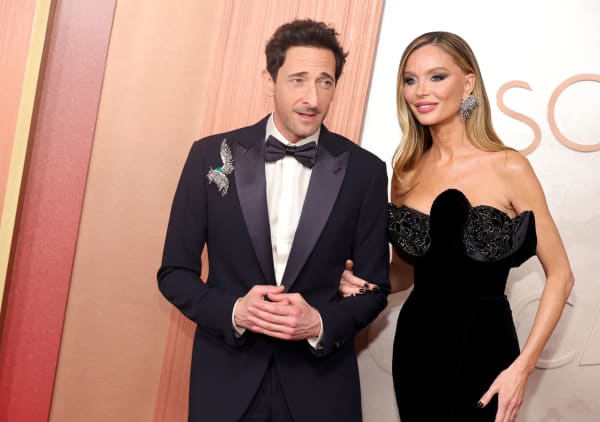 HOLLYWOOD, CALIFORNIA - MARCH 02: (L-R) Adrien Brody and Georgina Chapman attend the 97th Annual Oscars at Dolby Theatre on March 02, 2025 in Hollywood, California.   Savion Washington/Getty Images/AFP (Photo by Savion Washington / GETTY IMAGES NORTH AMERICA / Getty Images via AFP)