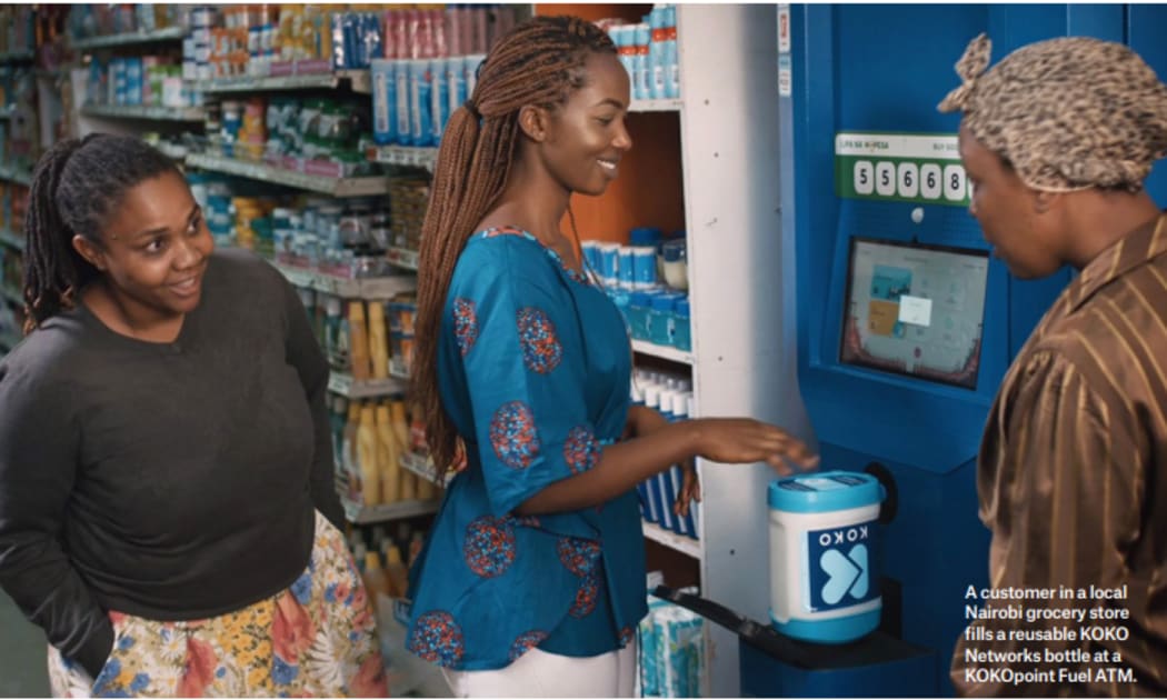 A customer in a local Nairobi grocery store fills a reusable KOKO Networks bottle at a
KOKOpoint Fuel ATM.