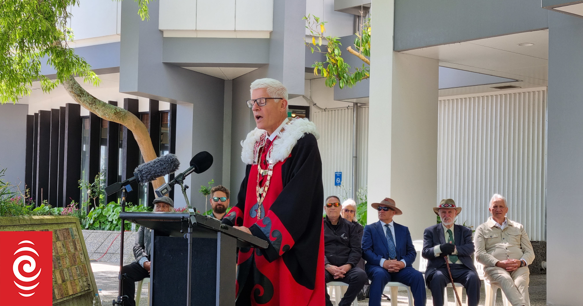 Hamilton's new mayor sworn in at Civic Square