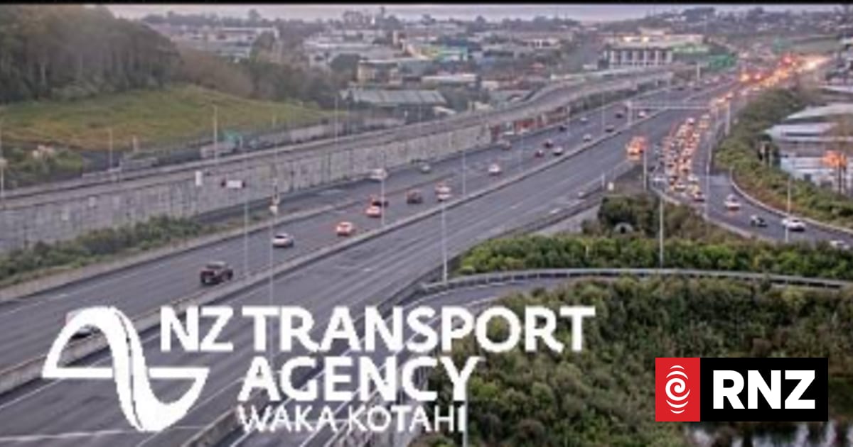 Crash between truck and bus blocks SH1 in Auckland ahead of morning commute