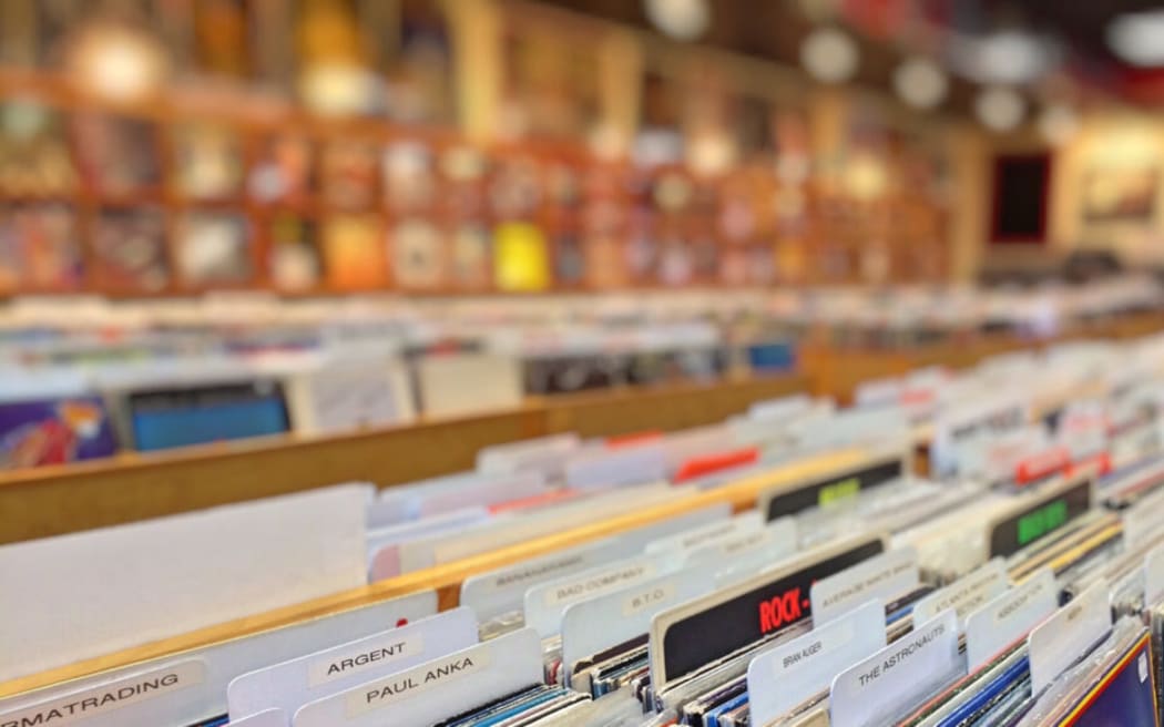 Free record collection in vinyl store image, public domain CC0 photo.

More:

 View public domain image source <a href="https://pxhere.com/en/photo/686481">here</a>