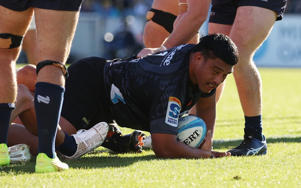 CANBERRA, AUSTRALIA - APRIL 27: Xavier Numia of the Hurricanes scores a try during the round ten Super Rugby Pacific match between ACT Brumbies and Hurricanes at GIO Stadium, on April 27, 2024, in Canberra, Australia. (Photo by Mark Metcalfe/Getty Images)