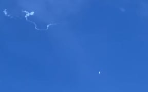 This still image taken from a cellphone video by Haley Walsh in Myrtle Beach, South Carolina, shows an alleged Chinese surveillance balloon after it was shot down on February 4, 2023. - A US fighter jet on Saturday shot down the Chinese spy balloon off the coast of South Carolina, the Pentagon said, over what it called Beijing's "unacceptable violation" of US sovereignty. (Photo by Haley WALSH / AFP) / RESTRICTED TO EDITORIAL USE – MANDATORY CREDIT «  AFP PHOTO / Haley WALSH  » - NO MARKETING NO ADVERTISING CAMPAIGNS – DISTRIBUTED AS A SERVICE TO CLIENTS