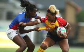 Debbie Kaore holding off the French defence during the 2019 Sydney Sevens.