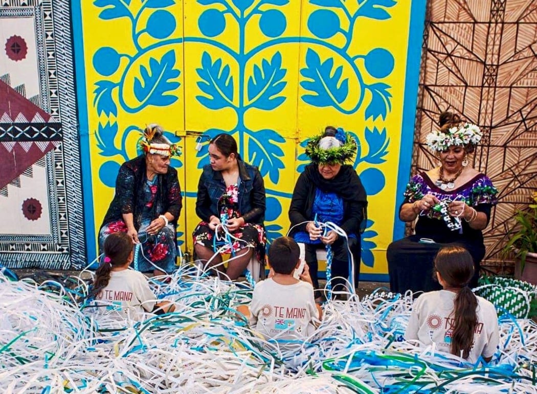 Pacifica mamas teach the young ones how to make an Ei.