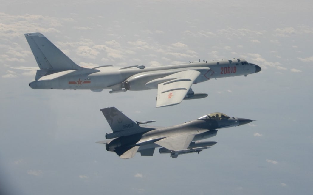 A Taiwanese F-16 fighter jet flying next to a Chinese H-6 bomber (top) in Taiwan's airspace. - Taiwan said it scrambled fighter jets on February 10 after Chinese military aircraft briefly crossed into its airspace.