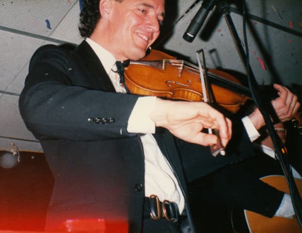 Nik Brown playing with The Warratahs at a Hastings show in 1990.