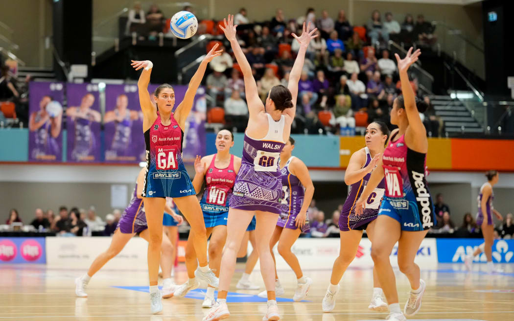 Georgia Heffernan (L) in action for the Southern Steel against the Northern Stars.