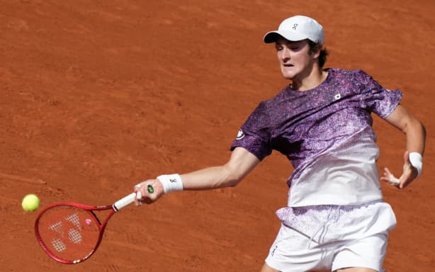 Djokovic stunned in French Open third round | RNZ