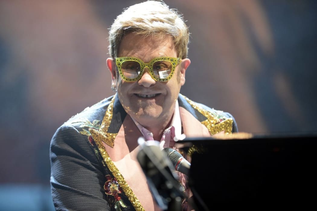 Elton John performs live on stage during the 'Farewell Yellow Brick Road'-Tour at the Tui Arena on May 22, 2019 in Hanover, Germany. | Verwendung weltweit