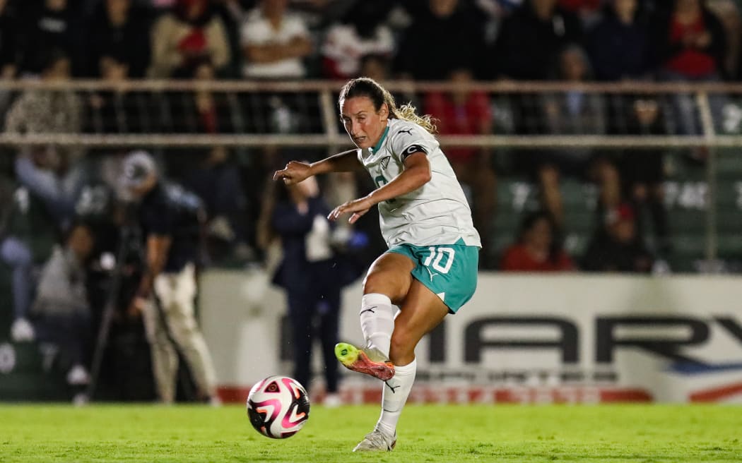 Football Fern Annalie Longo