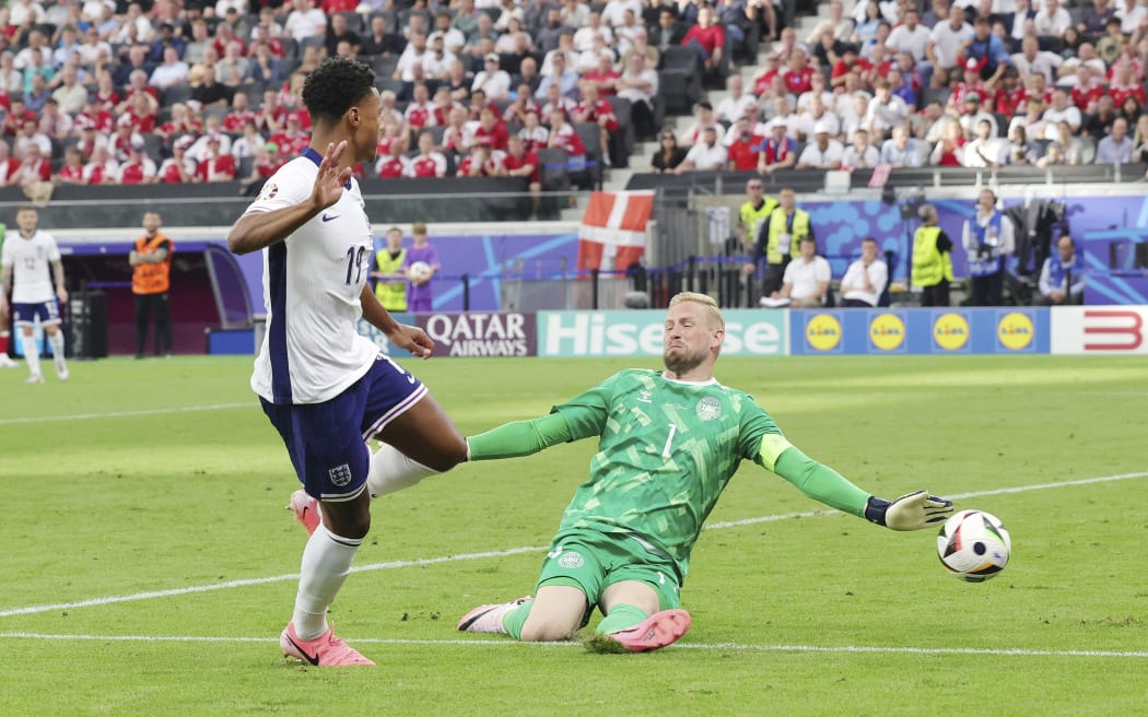 firo: 20.06.2024, football, soccer: UEFA EURO 2024, EM, European Championship 2024, group stage, M17, Match 17, DEN, Denmark - ENG, England Ollie Watkins of England (L) goal shot, goal chance, chance, shot, goal opportunity, duels, duel, goalkeeper Kasper Schmeichel of Denmark (Photo by Ralf Ibing / firo Sportphoto / dpa Picture-Alliance via AFP)