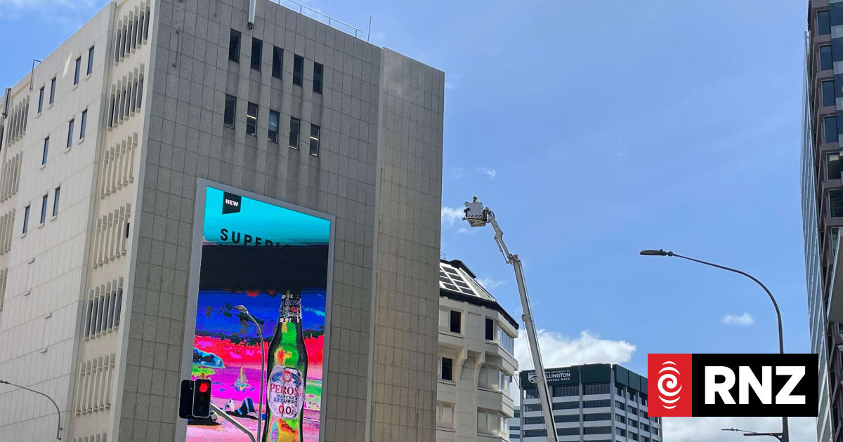 Smoke seen billowing from central Wellington building | RNZ