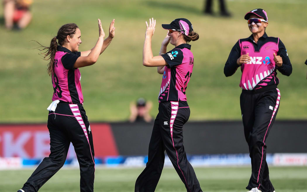 Amelia Kerr celebrates her catch with White Ferns team mates.