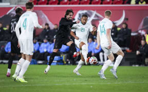 NEW YORK, NEW YORK - NOVEMBER 18: Francis DeVries #21 of New Zealand fights for control against Leonardo Campana #16 of Ecuador in the first half of the International Friendly at Sports Illustrated Stadium on November 18, 2025 in New York City.   Ira L. Black/Getty Images/AFP (Photo by Ira L. Black / GETTY IMAGES NORTH AMERICA / Getty Images via AFP)