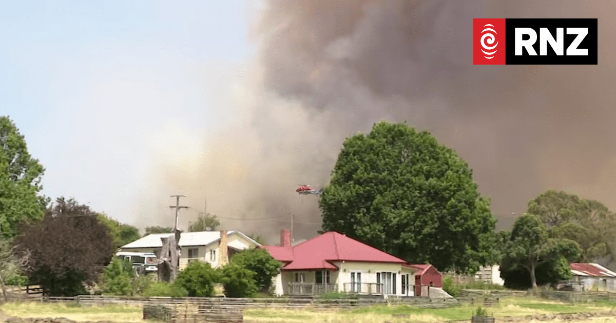 Out-of-control bushfire south of Melbourne grows