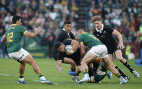 South Africa's outside centre Jesse Kriel (2nd R) tackles New Zealand's wing Caleb Clarke (C) during the Rugby Championship Test match between South Africa and New Zealand at the Ellis Park Stadium in Johannesburg on August 31, 2024. (Photo by PHILL MAGAKOE / AFP)