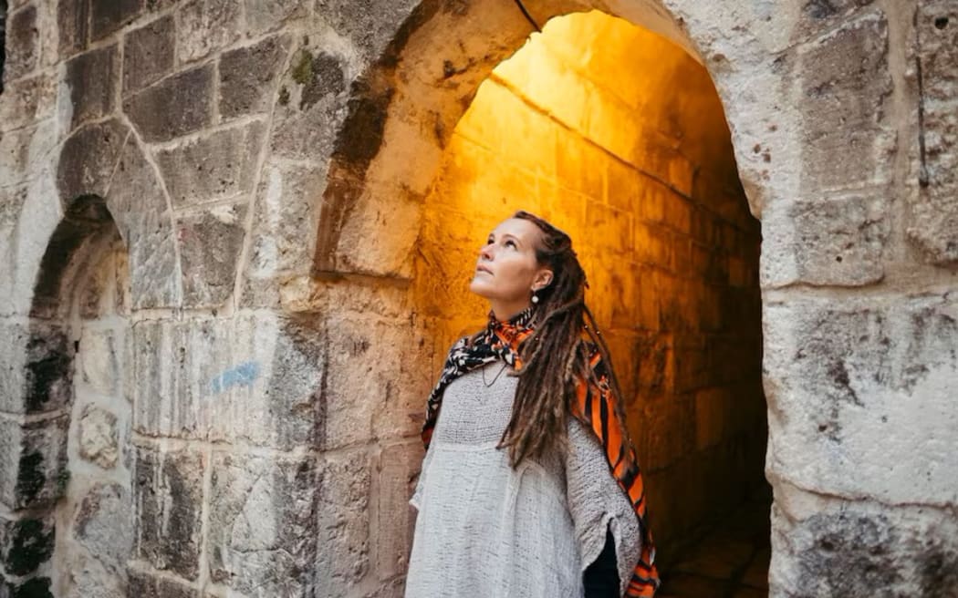 Mazona Shahar is a clairvoyant medium specialising in trauma.