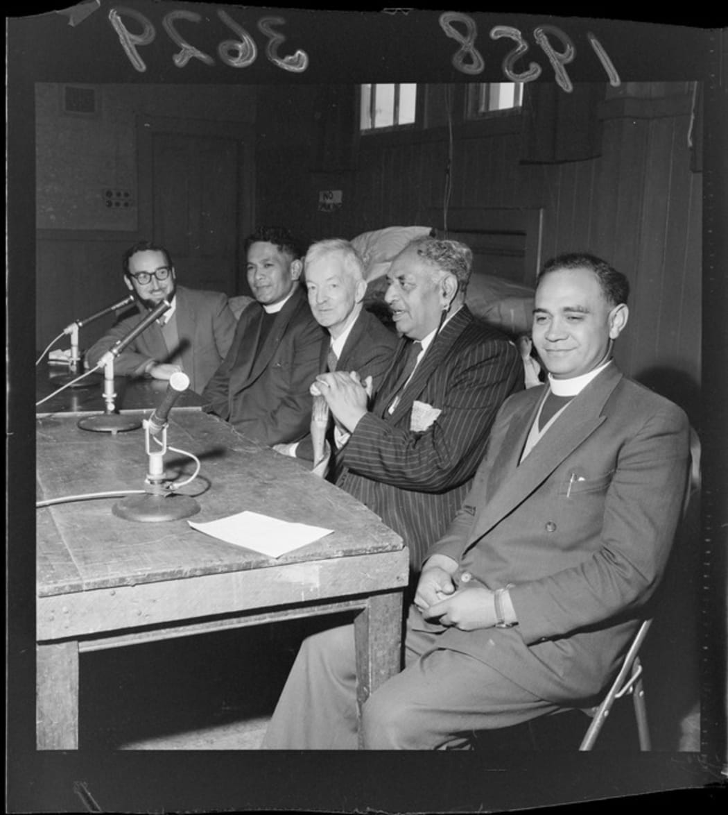 A Maori and Pakeha 'Brains Trust' with two clergymen, and with Ua Te Kani second from right. Evening post (Newspaper. 1865-2002) :Photographic negatives and prints of the Evening Post newspaper. Ref: EP/1958/3629-F. Alexander Turnbull Library, Wellington, New Zealand. /records/23258485