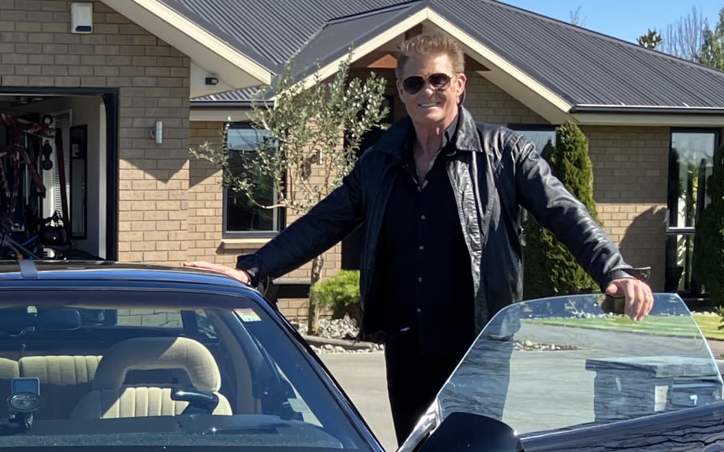 David Hasslehoff visits Scott Harvey's replica KITT car from knight Rider