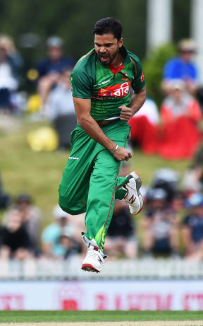 Mashrafe Mortaza (c) celebrates the wicket of Martin Guptill.