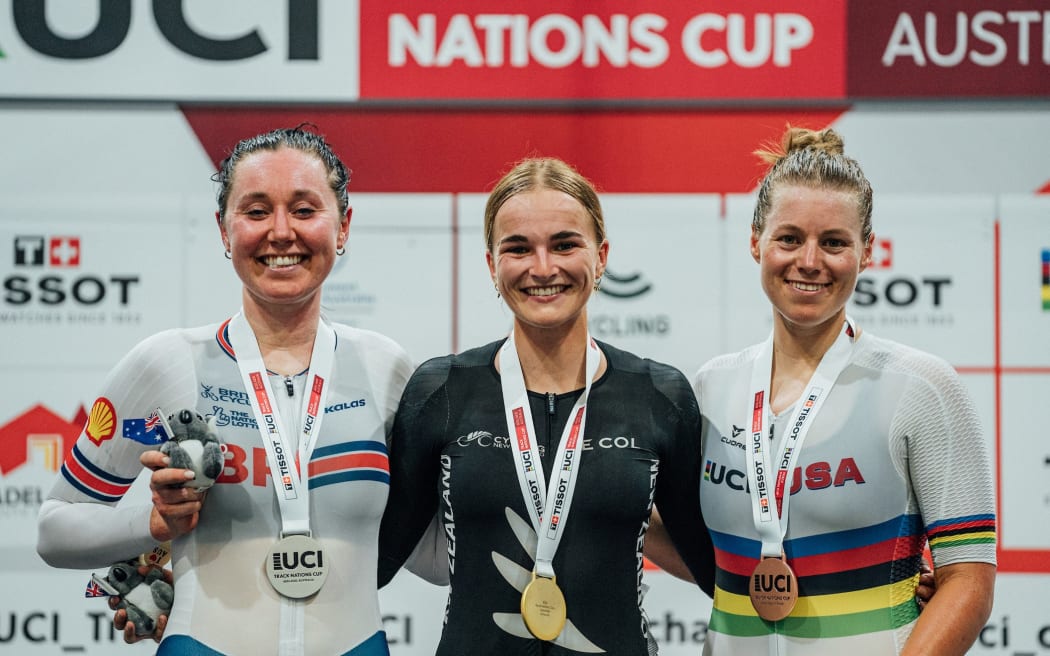 UCI 田徑國家杯阿德萊德：艾莉·沃拉斯頓(Ally Wollaston) 在比賽中慶祝勝利，並與凱蒂·阿奇博爾德(Katie Archibald)（左）和詹妮弗·瓦倫特( Jennifer Valente) 一起登上頒獎台。