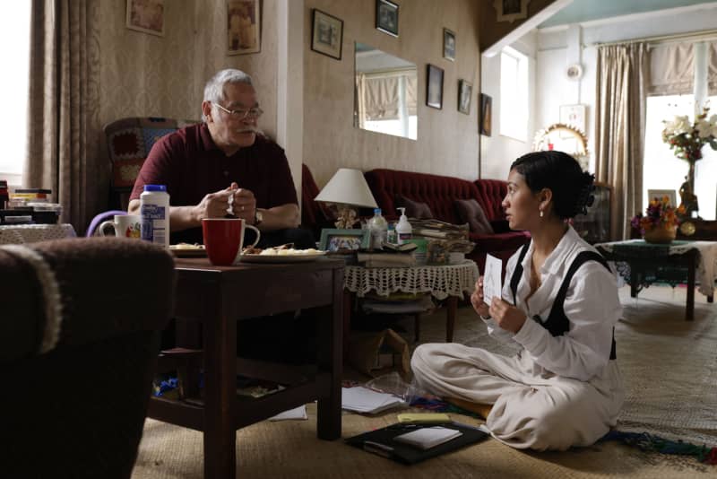A screenshot from the film Lea Tupu'anga / Mother Tongue, starring Luciane Buchanan and Albert Heimuli.