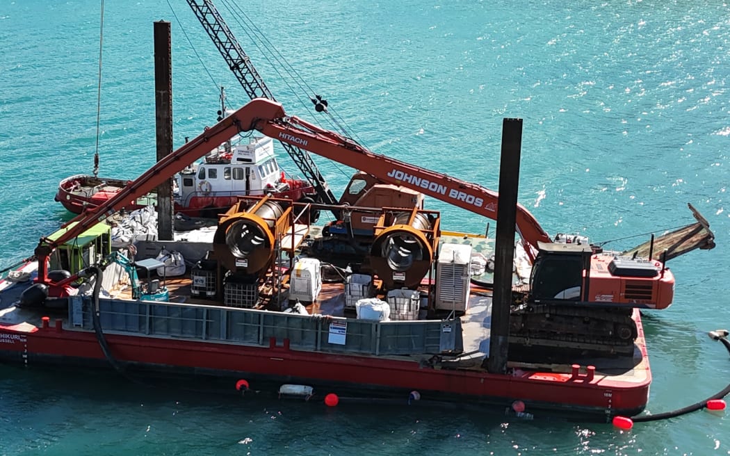 The redesigned caulerpa suction dredge with the two large sand extraction trommels clearly visible.