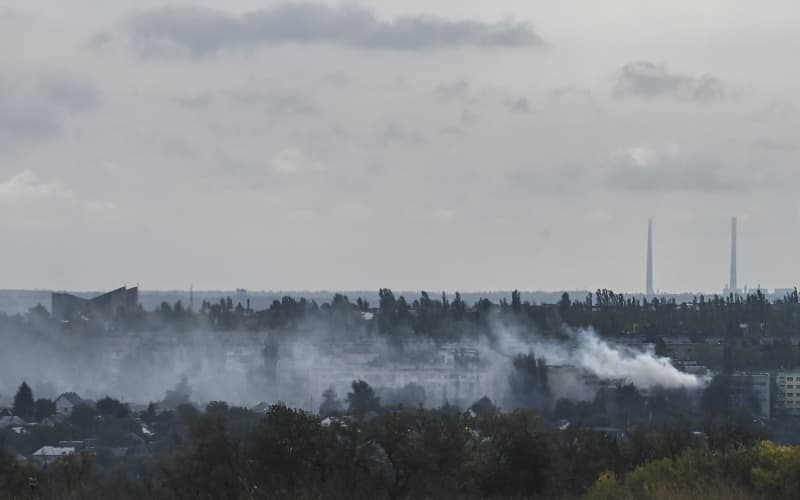 Smoke raises up from Bakhmut in the Donetsk region, a city under Russian offensive pressure despite the retreat of Moscow’s troops in the northeast.
