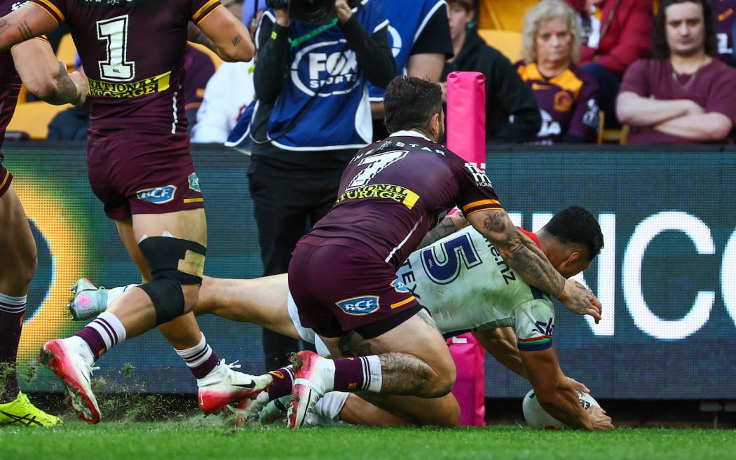 Roger Tuivasa-Sheck of the Warriors scores a try, Brisbane Broncos v NZ Warriors.