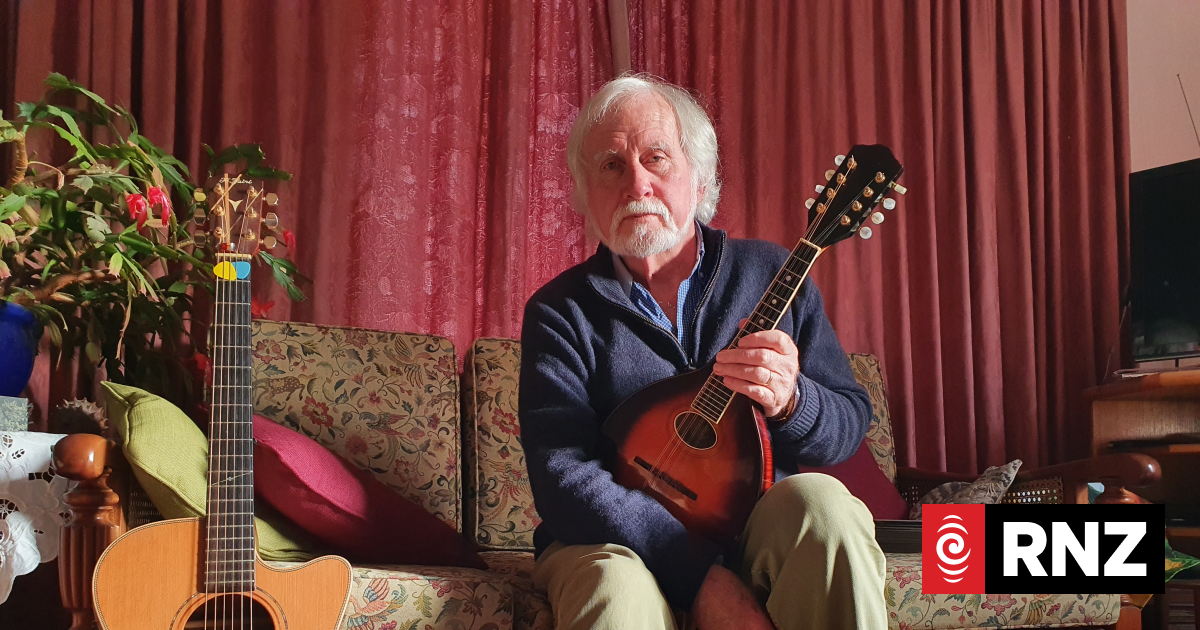 The mandolin and the man behind Country Life's music | RNZ