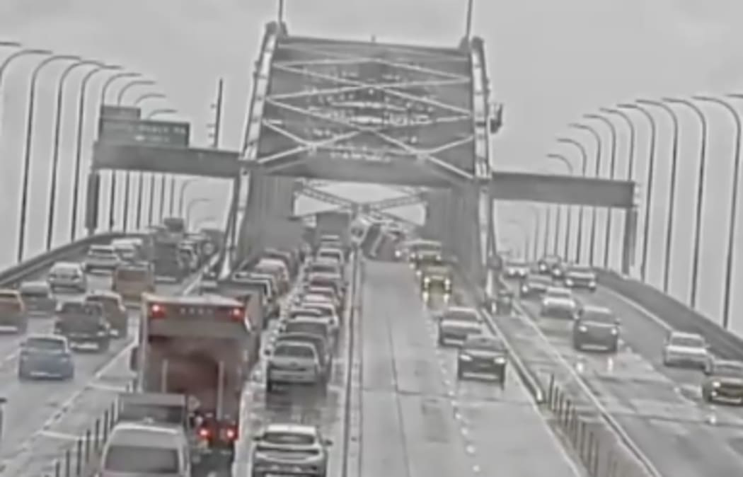 Auckland Harbour Bridge lanes could be closed for 'several weeks' | RNZ News