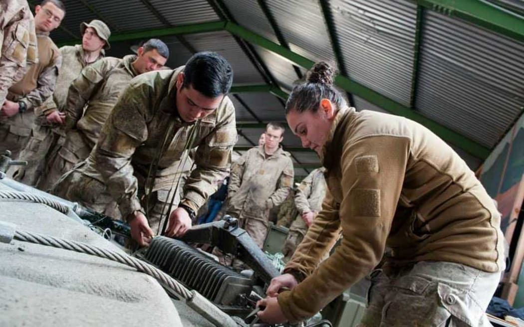 Pte Marino and Pte Gerretzen (5 Movements) demonstrate the tie down procedure for a 105 mm light field gun to members of 161 Battery during Ex Ben CatExercise Ben Cat is a live firing exercise conducted by 16 Field Regiment, 161 Battery, in Waiouru from 12-20 September.