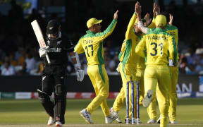 Australia's Mitchell Starc (R) celebrates with teammates after taking the wicket of New Zealand's captain Kane Williamson (L) for 40 during the 2019 Cricket World Cup group stage match between New Zealand and Australia at Lord's Cricket Ground in London