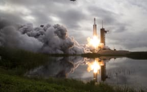 This handout out picture courtesy of NASA taken on October 13, 2023 shows a SpaceX Falcon Heavy rocket with the Psyche spacecraft onboard launching from Launch Complex 39A, at NASA's Kennedy Space Center in Florida. The spacecraft is bound for Psyche, an object 2.2 billion miles (3.5 billion kilometers) away that could offer clues about the interior of planets like Earth. (Photo by Aubrey GEMIGNANI / NASA / AFP) / RESTRICTED TO EDITORIAL USE - MANDATORY CREDIT "AFP PHOTO / NASA/Aubrey Gemignani" - NO MARKETING NO ADVERTISING CAMPAIGNS - DISTRIBUTED AS A SERVICE TO CLIENTS